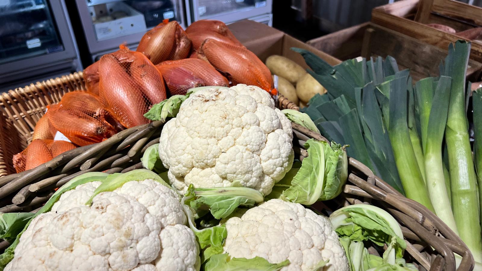 Cauliflower, shallots and leeks on the shop display